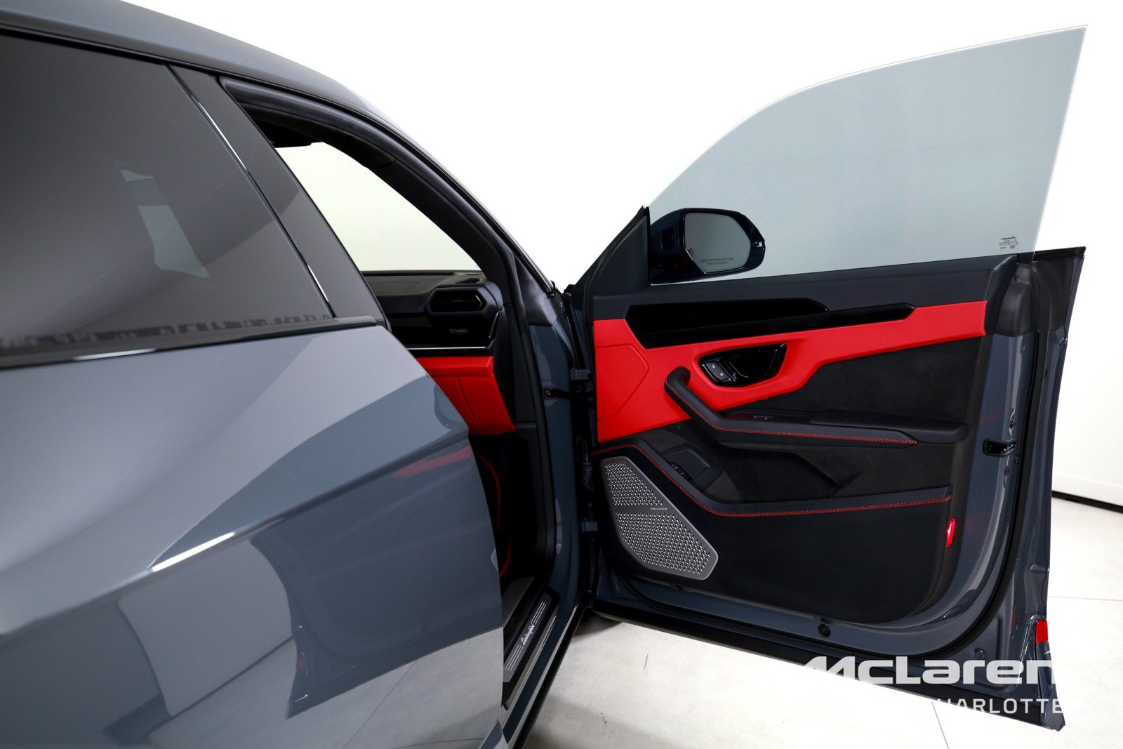 Used 2025 Lamborghini Urus SE AWD/4WD image 27