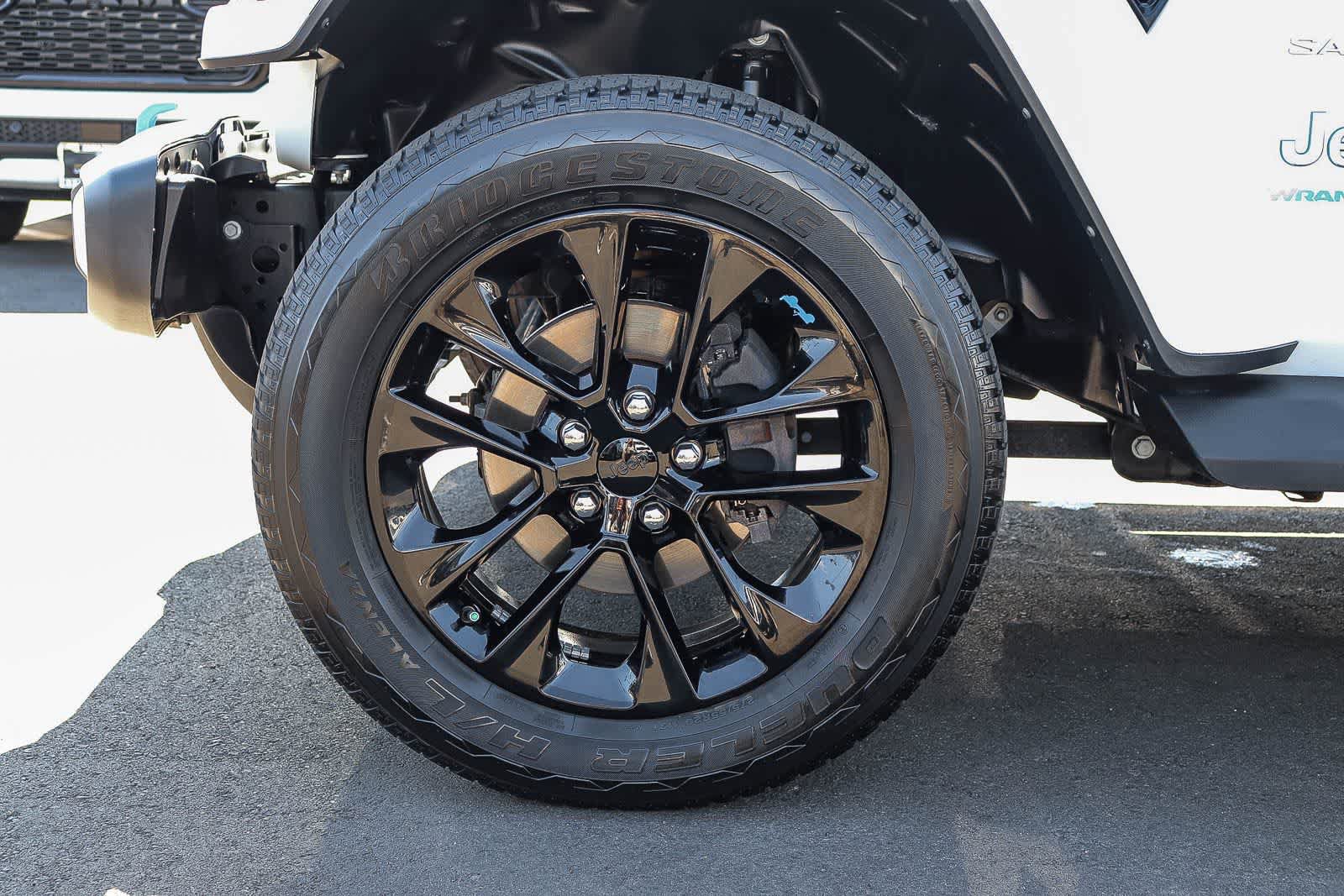 Used 2023 Jeep Wrangler Unlimited Sahara AWD/4WD image 13