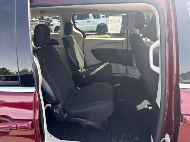 Used 2023 Chrysler Voyager LX FWD image 10