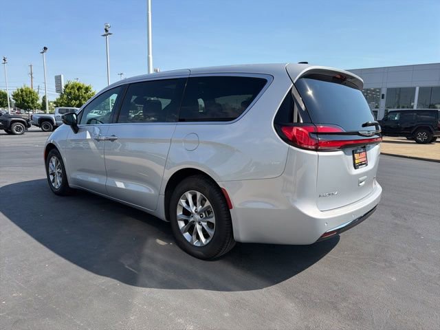 Used 2026 Chrysler Pacifica Limited FWD image 5