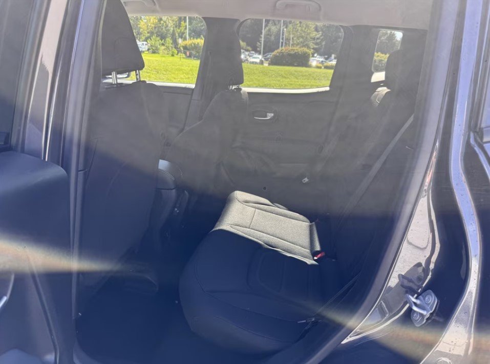 Used 2022 Jeep Renegade Latitude w/ Convenience Group image 10