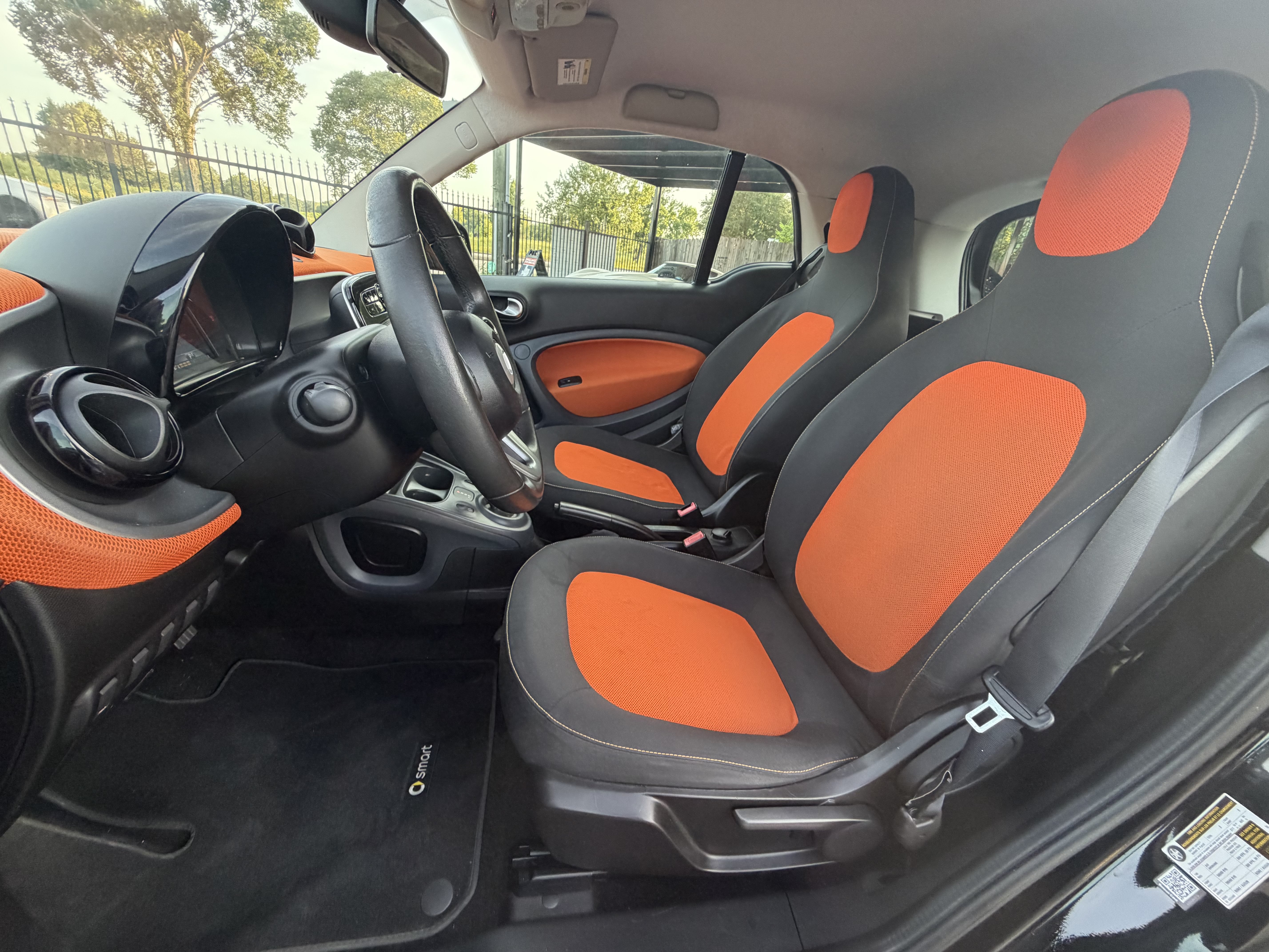 Used 2016 smart fortwo passion RWD image 12