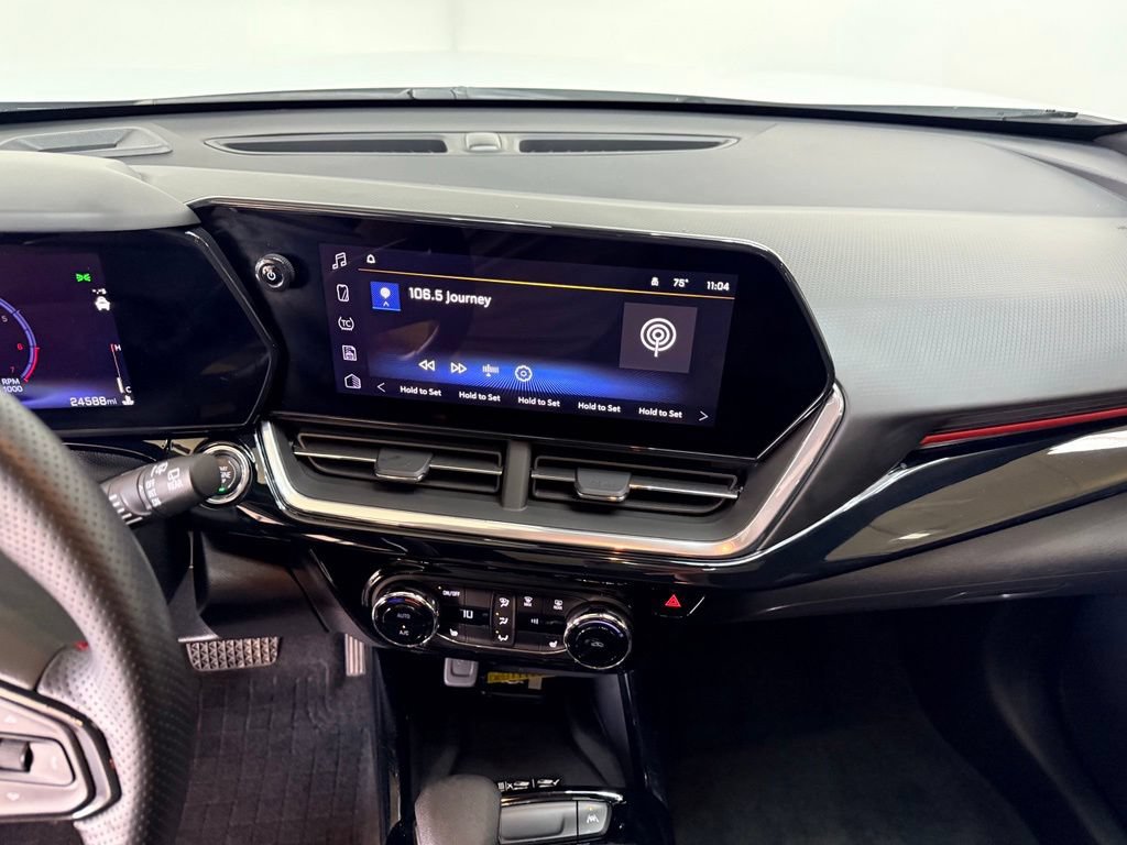Used 2024 Chevrolet Trax RS w/ Sunroof Package FWD image 22