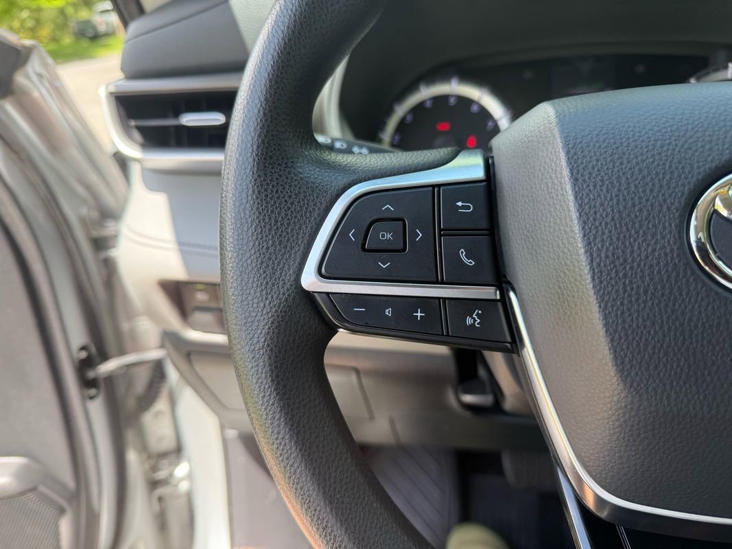 Used 2020 Toyota Highlander L FWD image 19