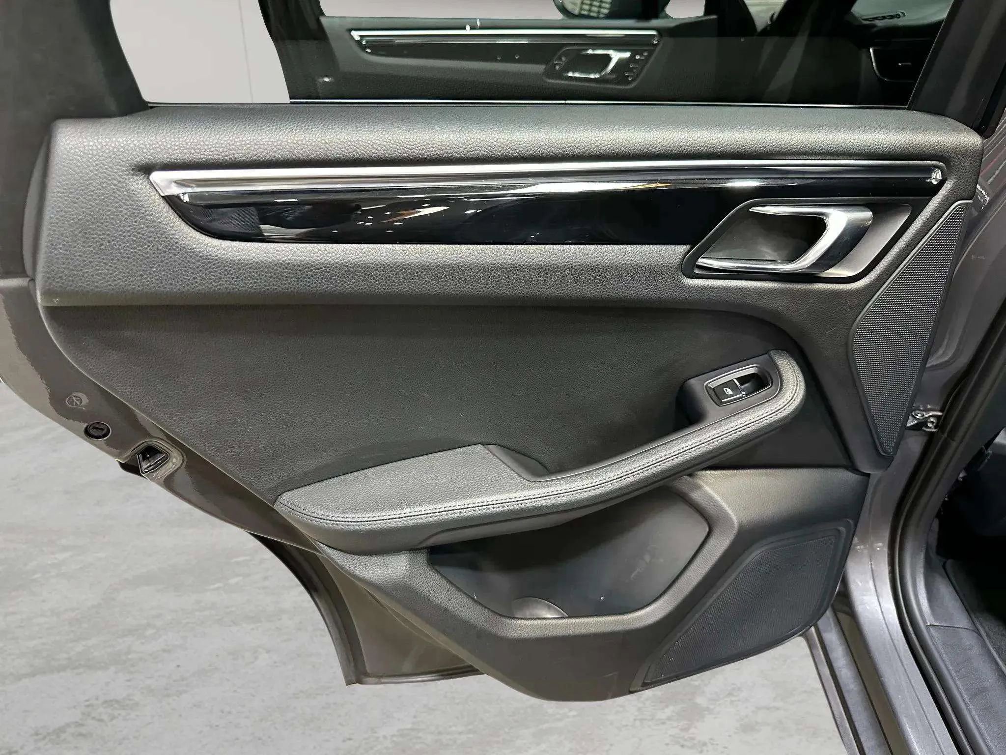 Used 2016 Porsche Macan S image 27