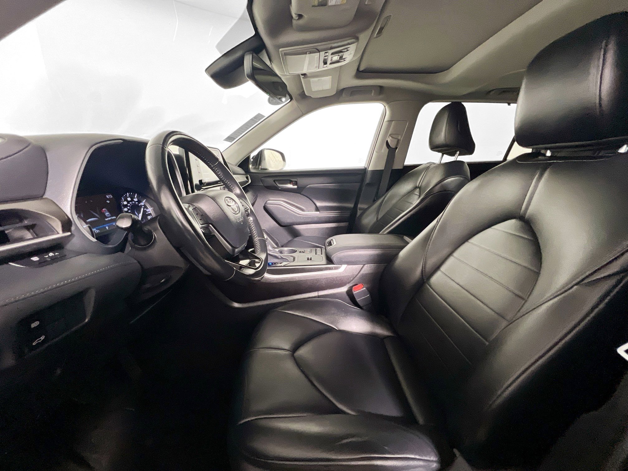 Used 2021 Toyota Highlander XLE FWD image 14