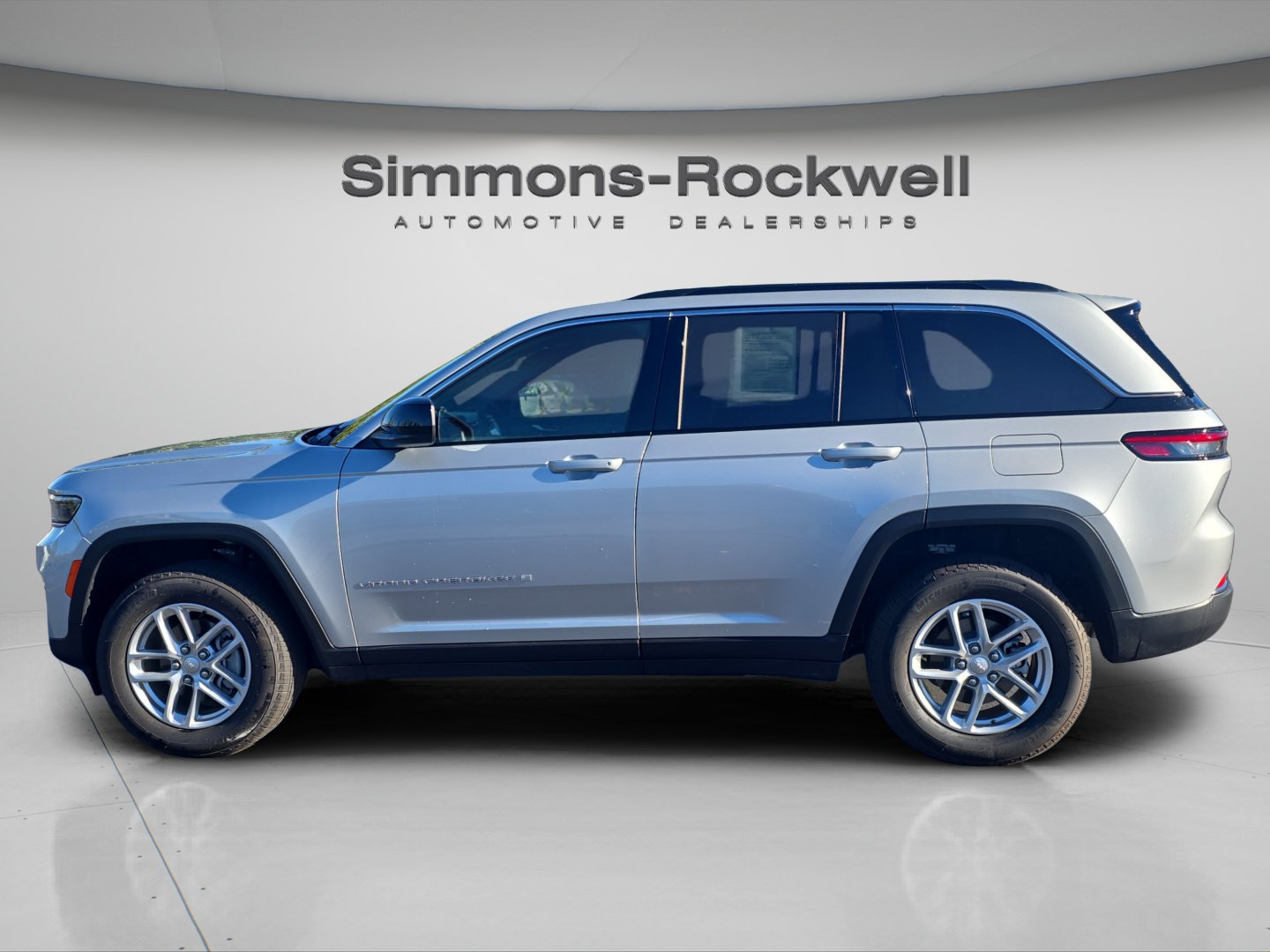 Used 2025 Jeep Grand Cherokee Laredo X w/ Luxury Tech Group I AWD/4WD image 2