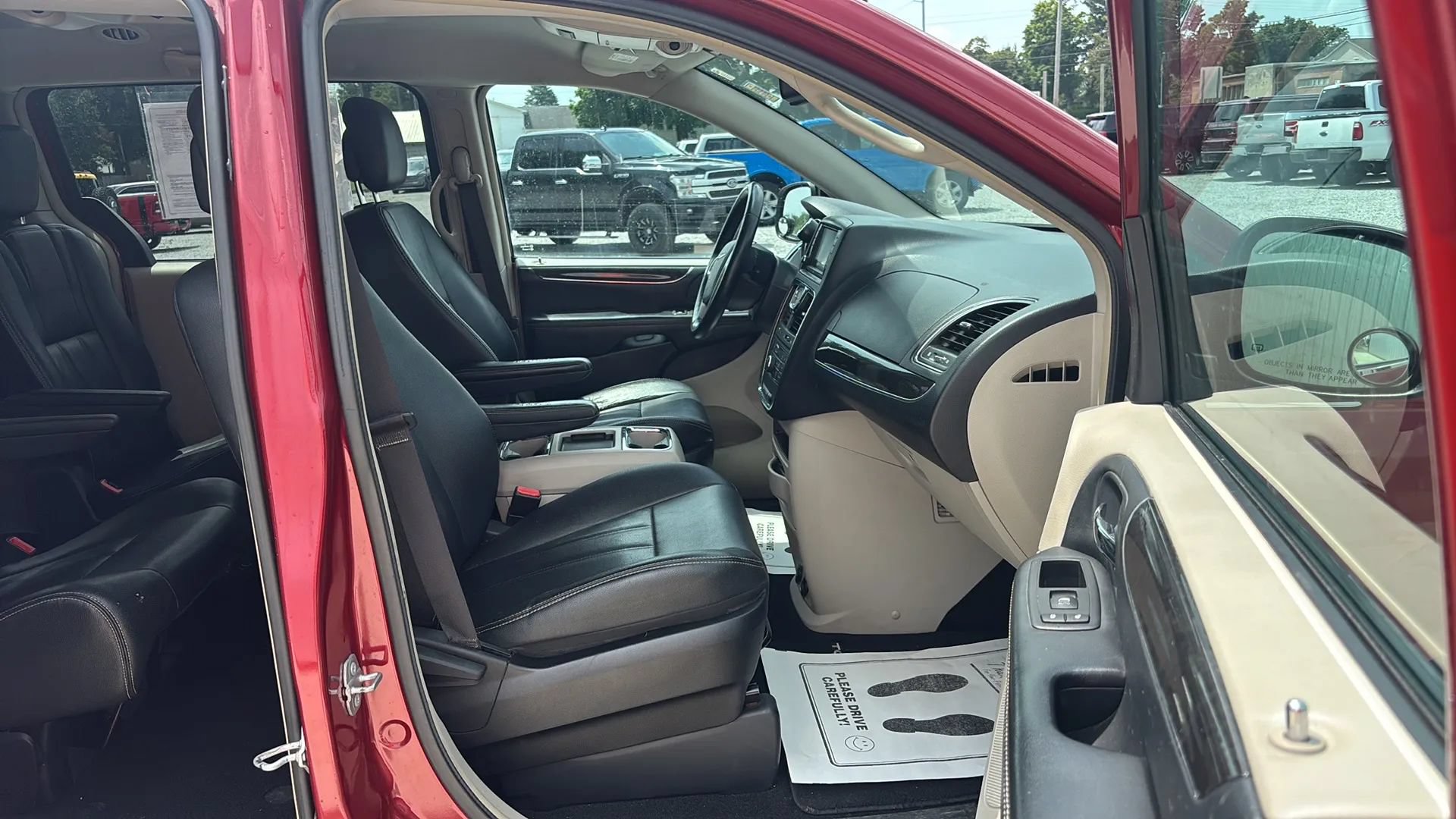Used 2016 Chrysler Town & Country Touring w/ Driver Convenience Group FWD image 15