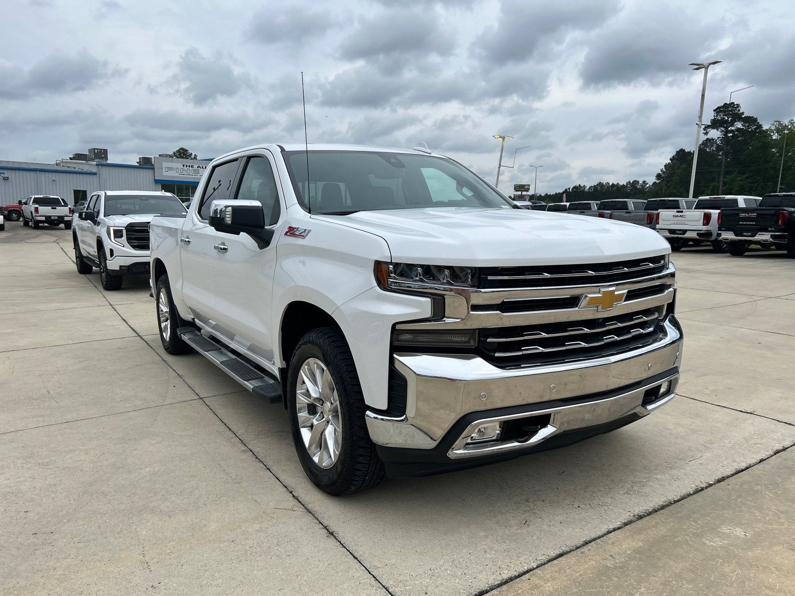 Used 2021 Chevrolet Silverado 1500 LTZ w/ Technology Package AWD/4WD image 2