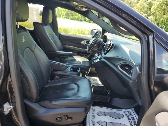 Used 2021 Chrysler Pacifica Touring-L w/ Uconnect Theater Family Group AWD/4WD image 25