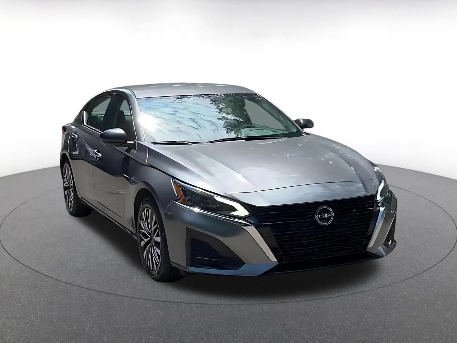 Used 2025 Nissan Altima 2.5 SV FWD image 3