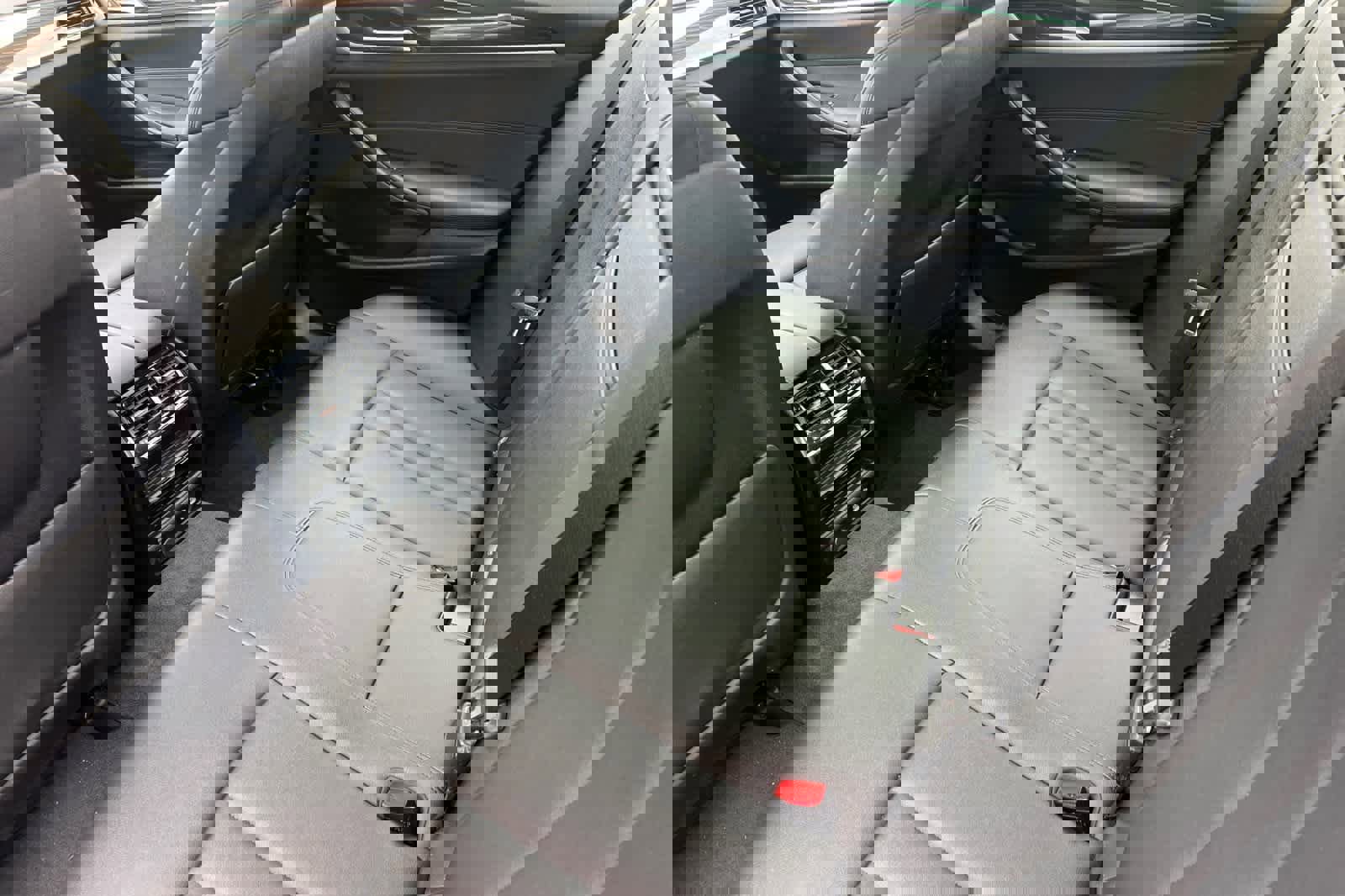 Used 2020 BMW 530e w/ Convenience Package image 5