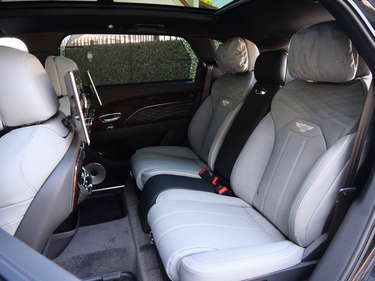 Used 2025 Bentley Bentayga Extended Wheelbase AWD/4WD image 26