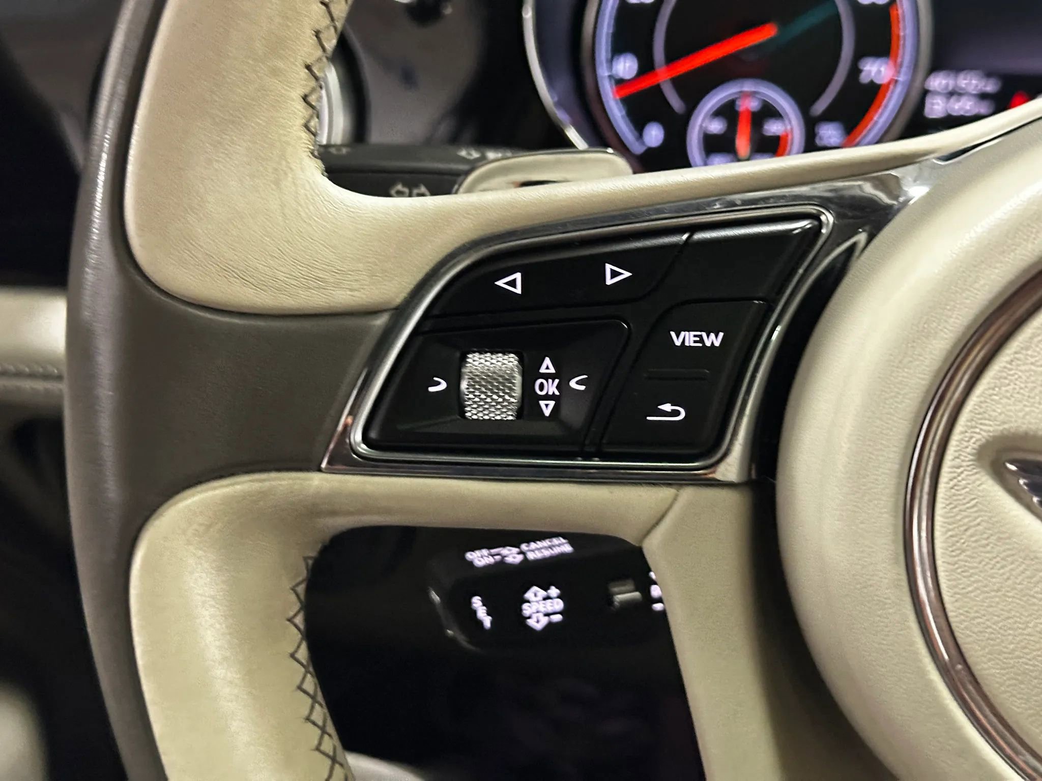 Used 2018 Bentley Bentayga AWD/4WD image 22
