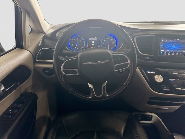 Used 2020 Chrysler Pacifica Touring-L FWD image 21