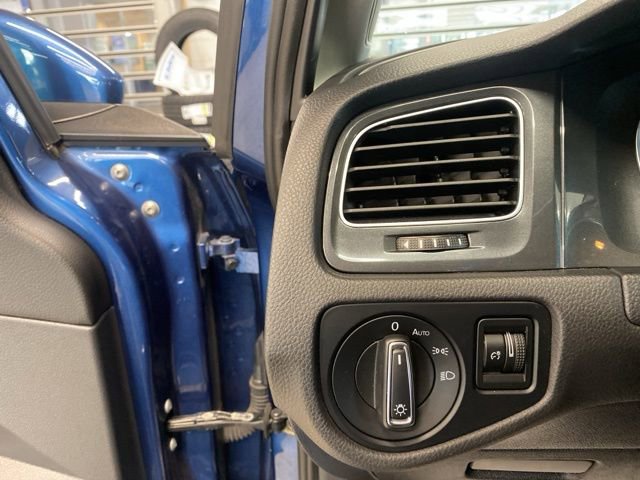 Used 2019 Volkswagen Golf S image 11