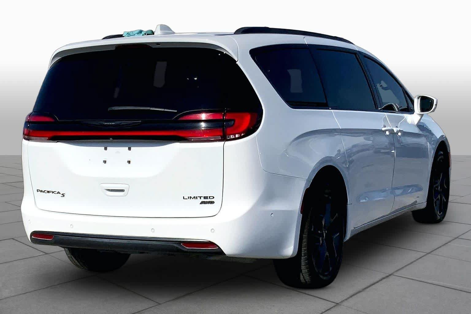 Used 2022 Chrysler Pacifica Limited w/ Uconnect Theater Family Group AWD/4WD image 13
