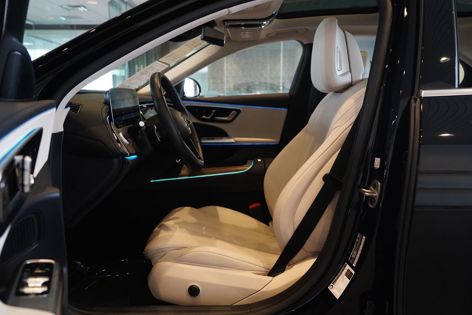 Used 2025 Mercedes-Benz E 350 4MATIC Sedan image 2