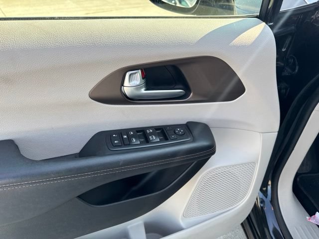 Used 2018 Chrysler Pacifica Touring Plus w/ Tire & Wheel Group FWD image 30