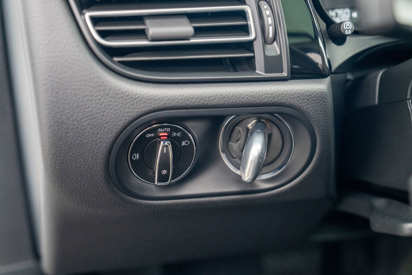 Certified 2025 Porsche Macan image 12