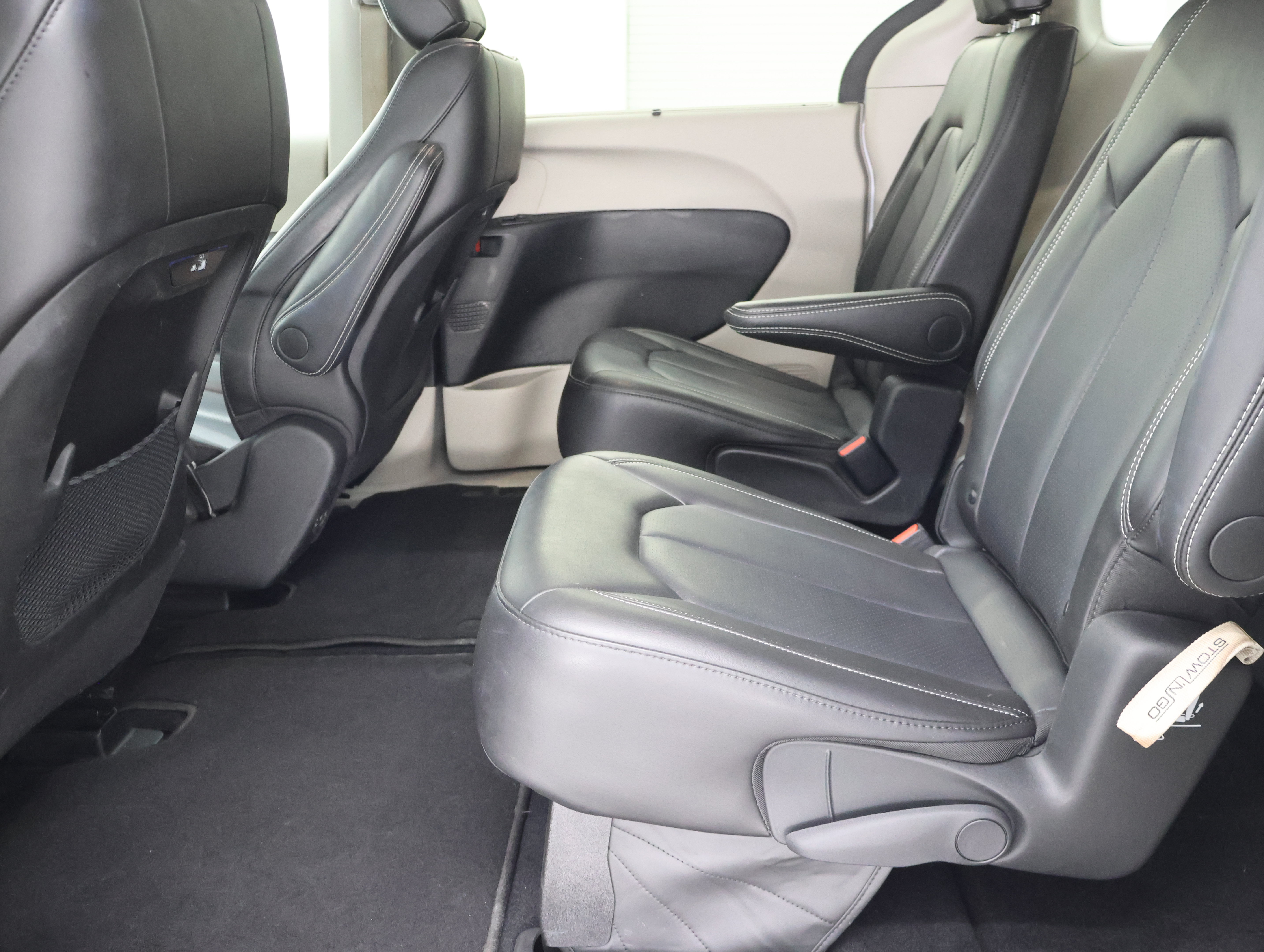 Used 2024 Chrysler Pacifica Touring-L FWD image 9