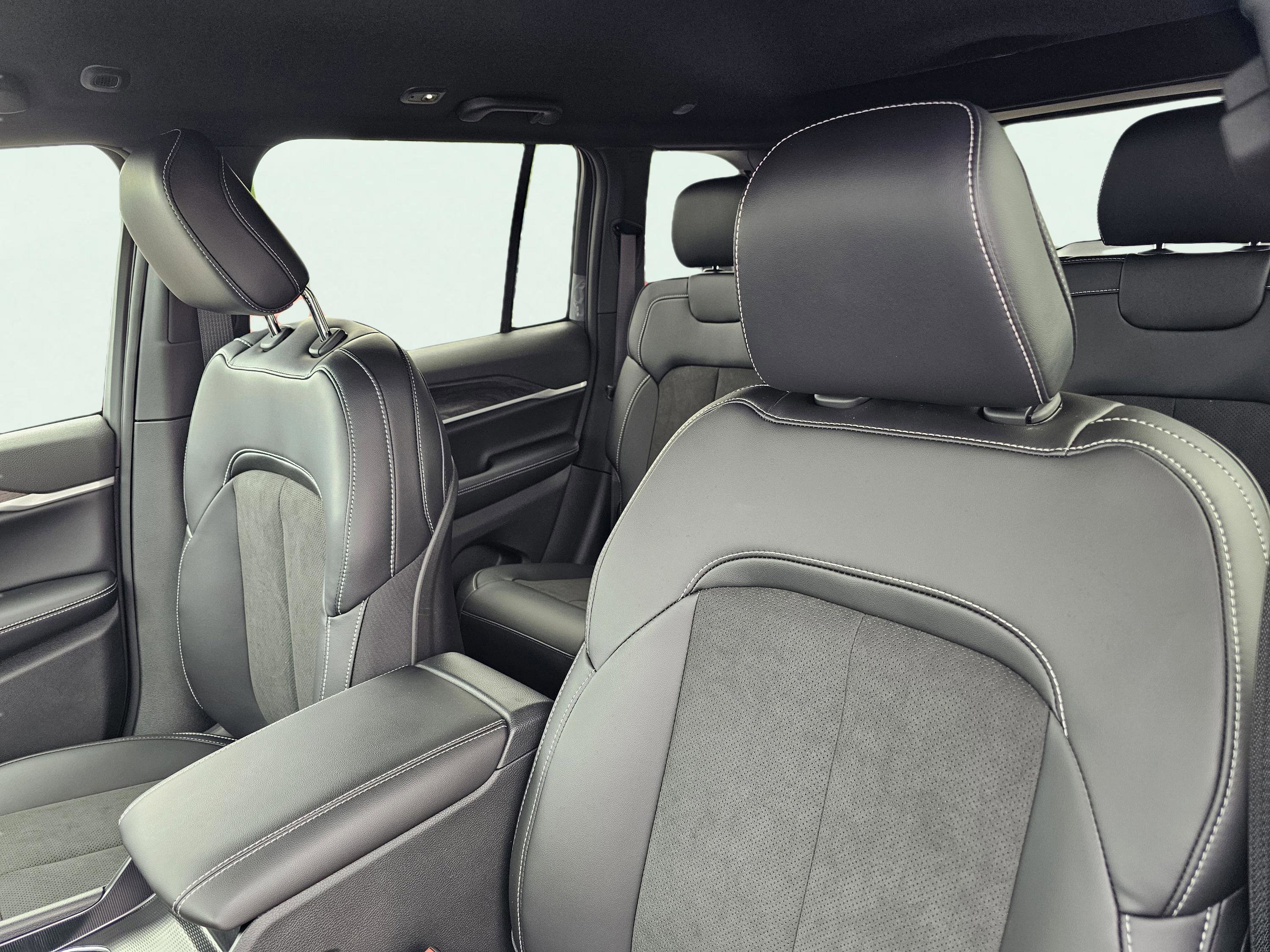 New 2026 Jeep Grand Cherokee Altitude RWD image 17
