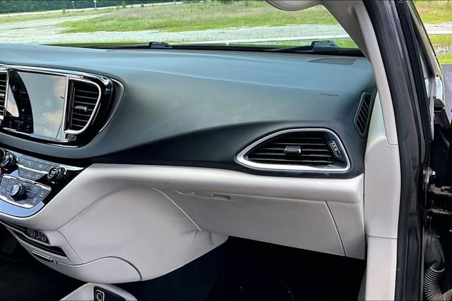 Used 2023 Chrysler Pacifica Touring-L FWD image 26