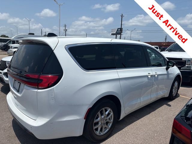 Used 2025 Chrysler Pacifica Select FWD image 13