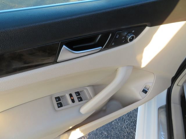 Used 2015 Volkswagen Passat 3.6 SEL Premium FWD image 23