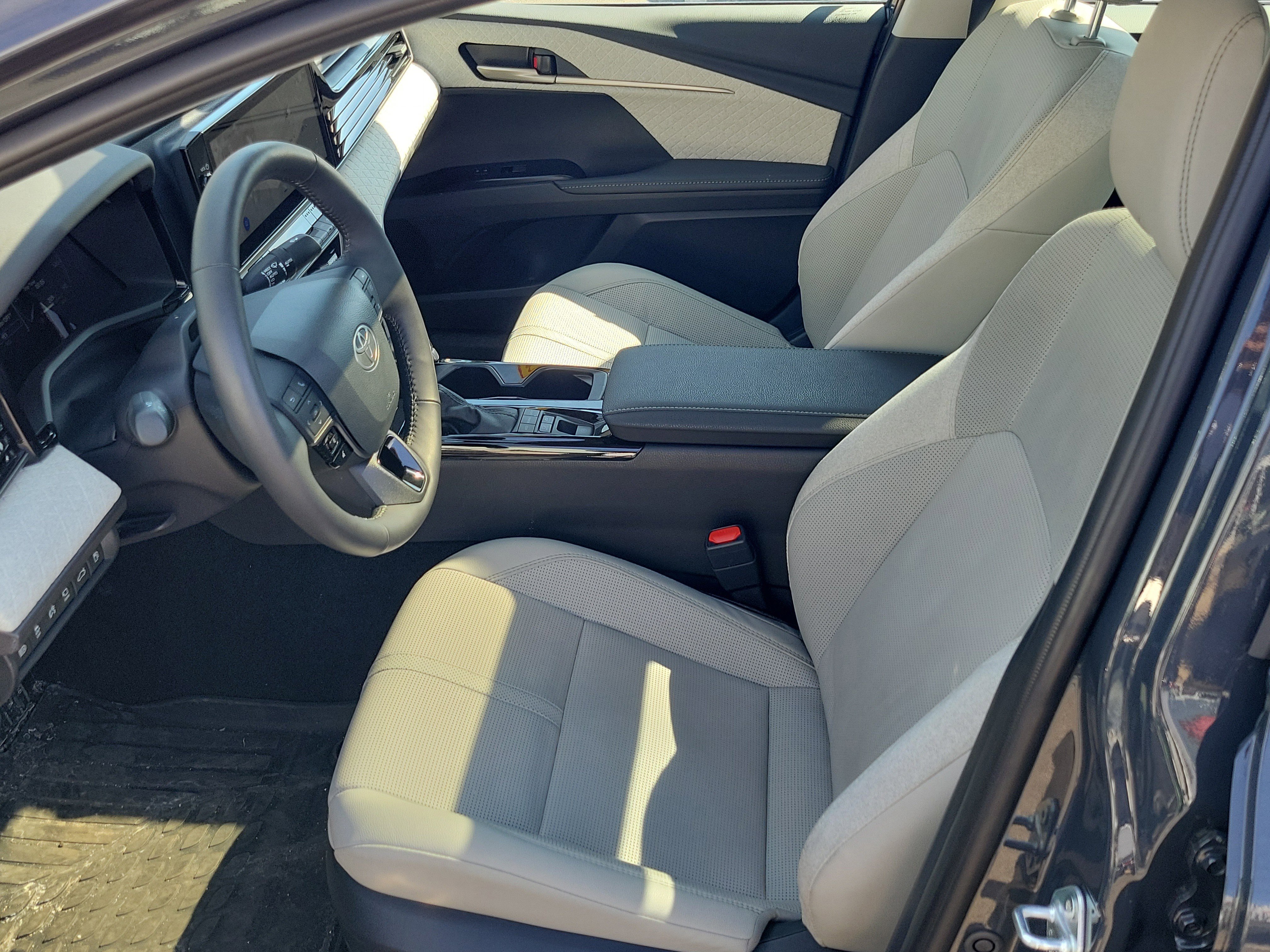 Used 2025 Toyota Camry XLE w/ Premium Plus Package image 20