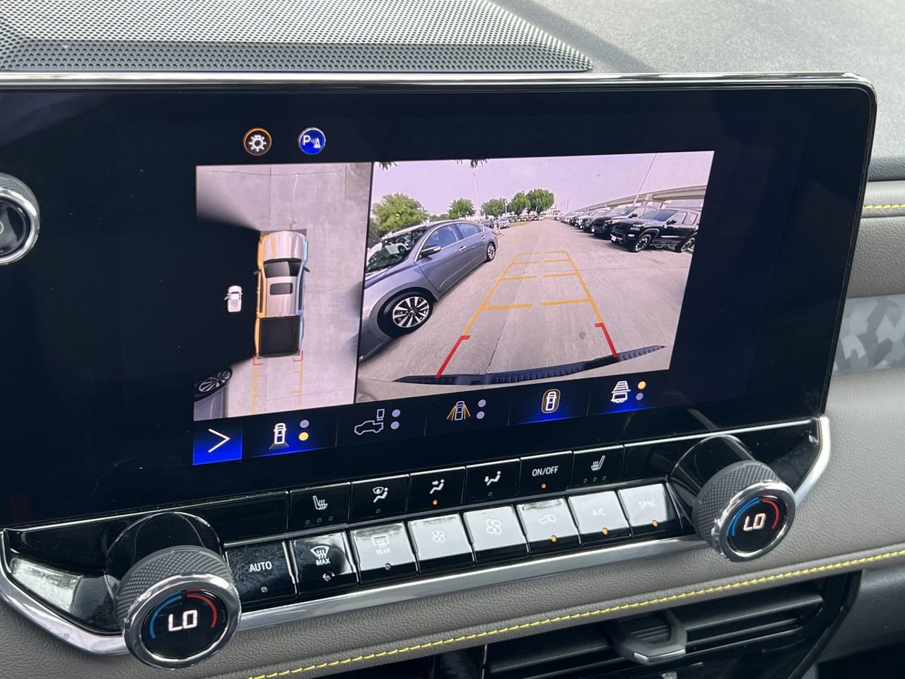 Used 2024 Chevrolet Colorado ZR2 w/ Technology Package AWD/4WD image 17