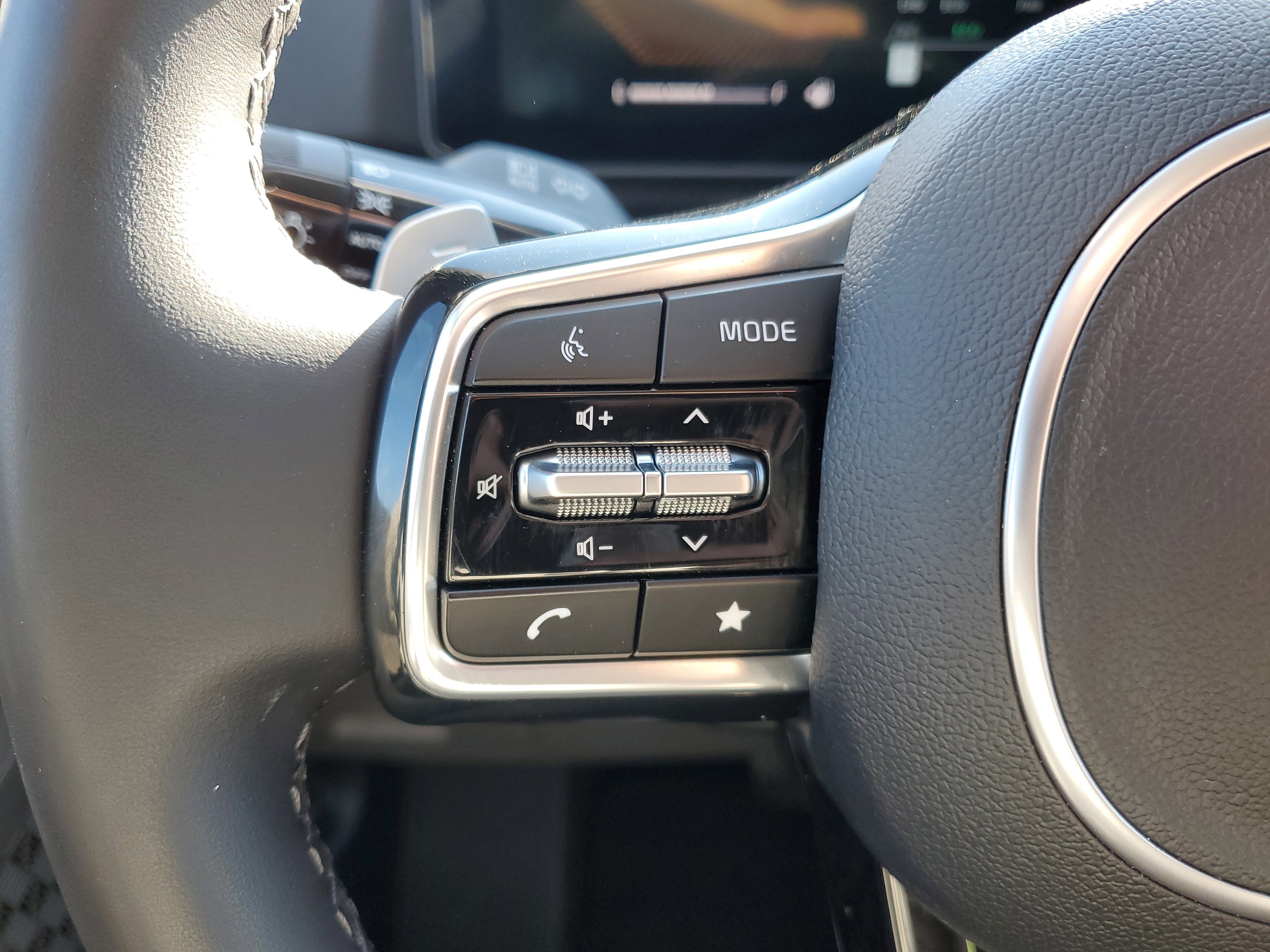 Certified 2025 Kia Carnival EX image 28