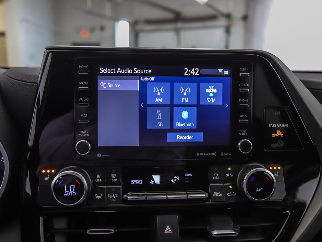Used 2022 Toyota Highlander XLE AWD/4WD image 16