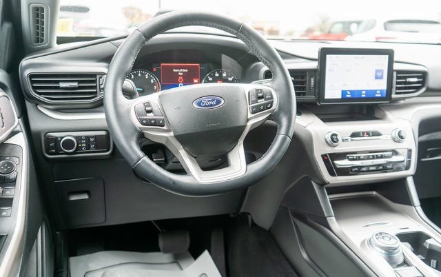 Used 2023 Ford Explorer XLT AWD/4WD image 14