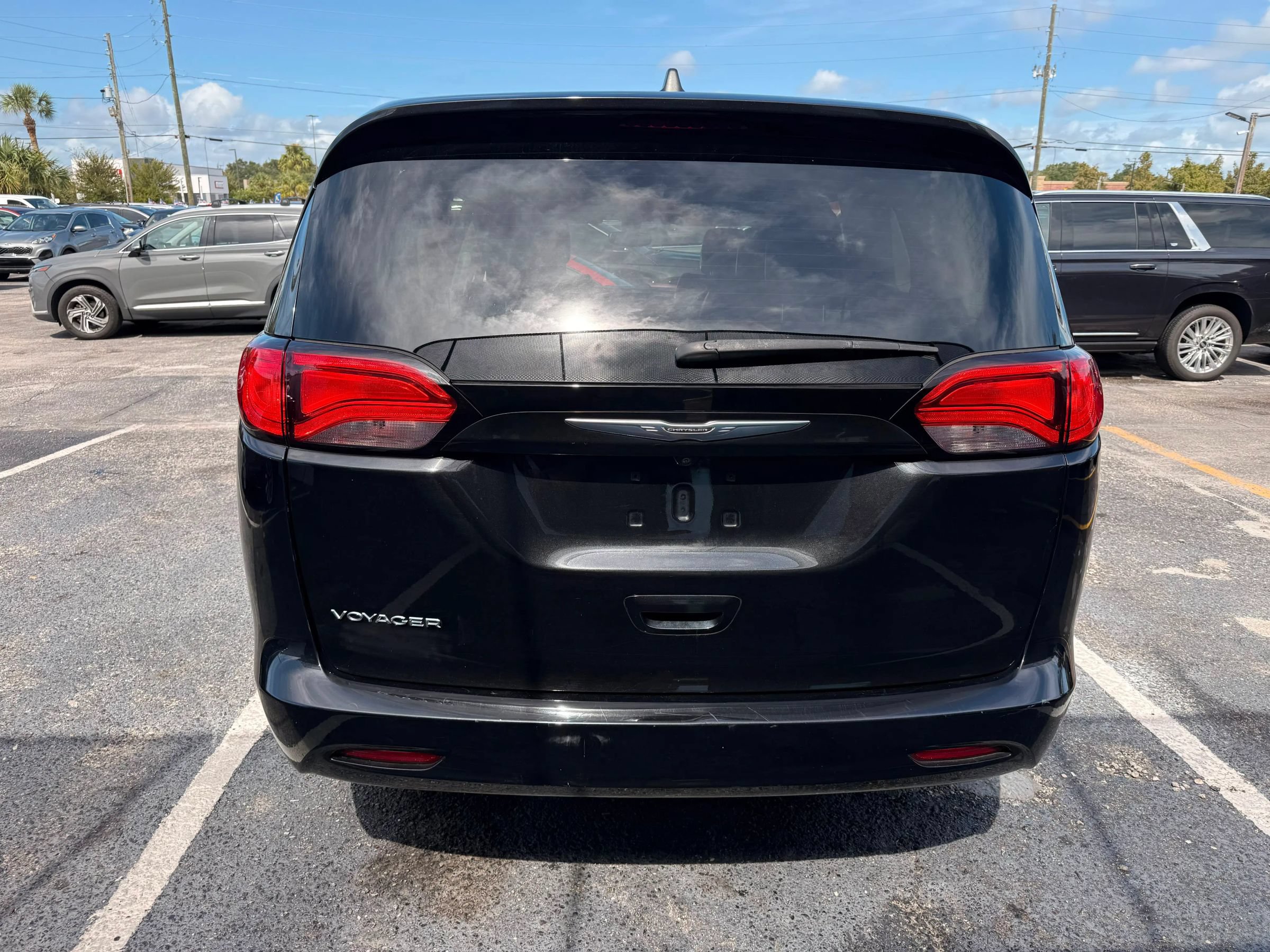 Used 2021 Chrysler Voyager Lxi FWD image 5
