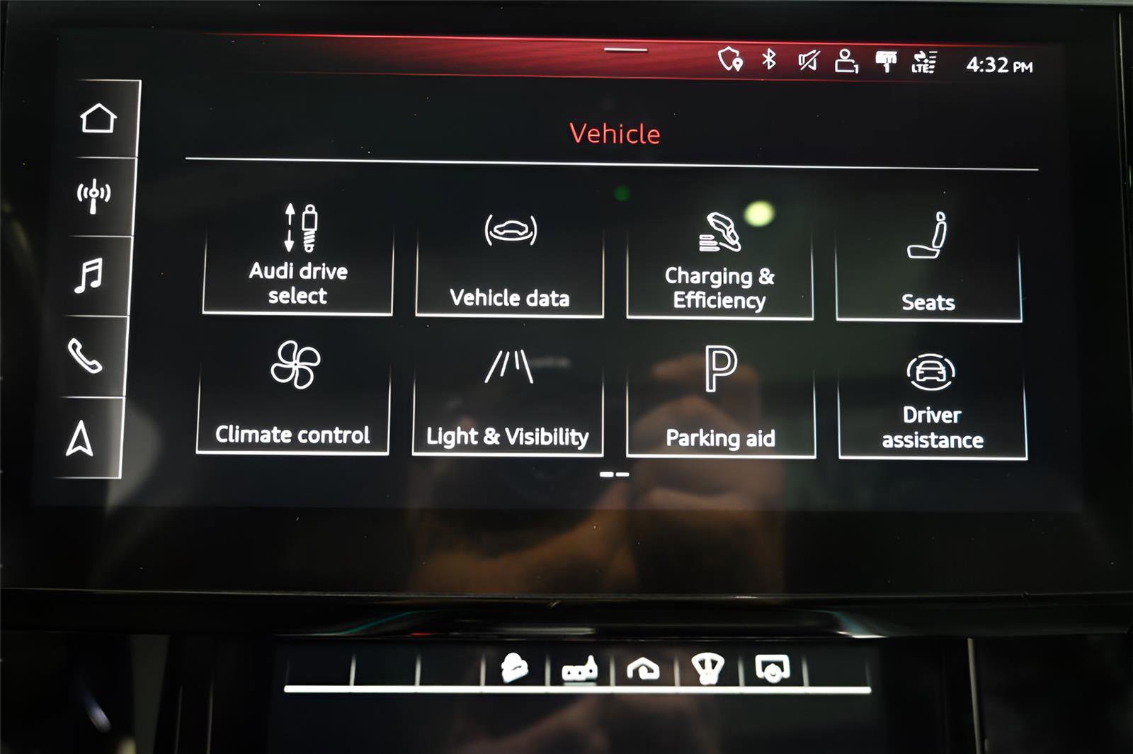 Used 2020 Audi e-tron Prestige w/ Prestige Package image 26