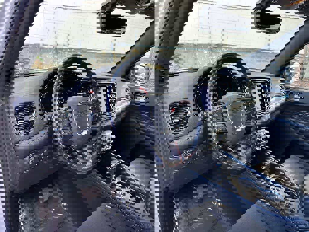 Used 2023 Dodge Durango SXT image 2