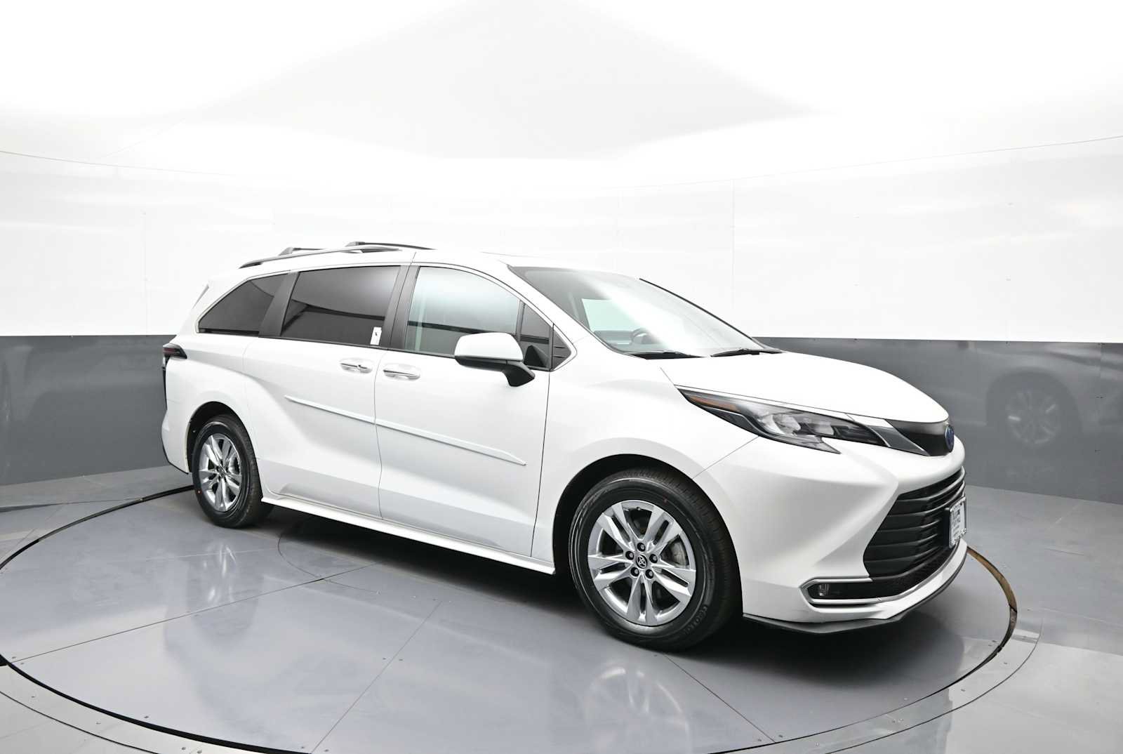 Used 2024 Toyota Sienna XLE w/ XLE Plus Package AWD/4WD image 4