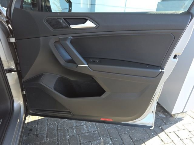 Used 2020 Volkswagen Tiguan SE R-Line image 8