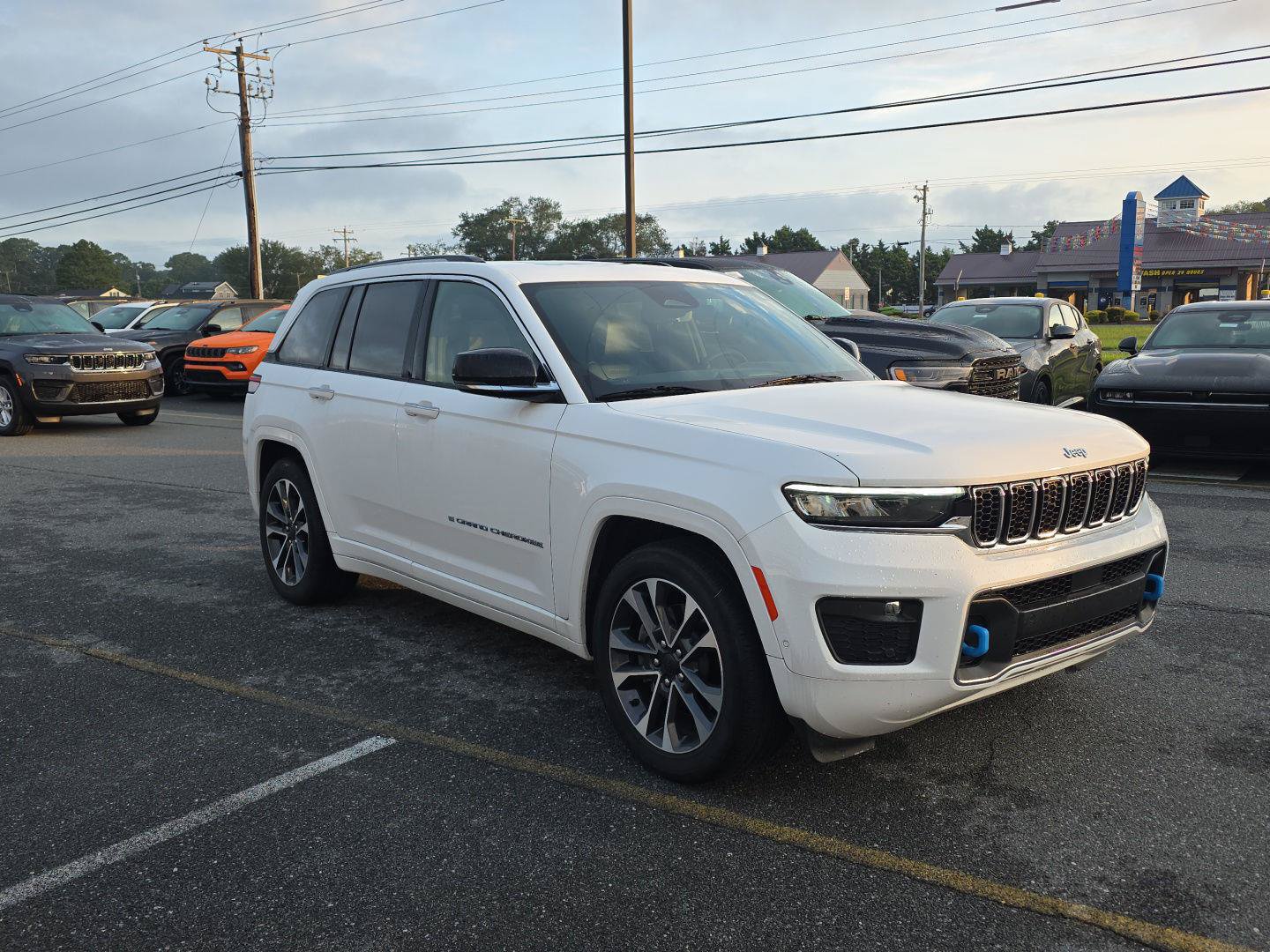 Used 2023 Jeep Grand Cherokee Overland w/ Luxury Tech Group IV AWD/4WD image 4