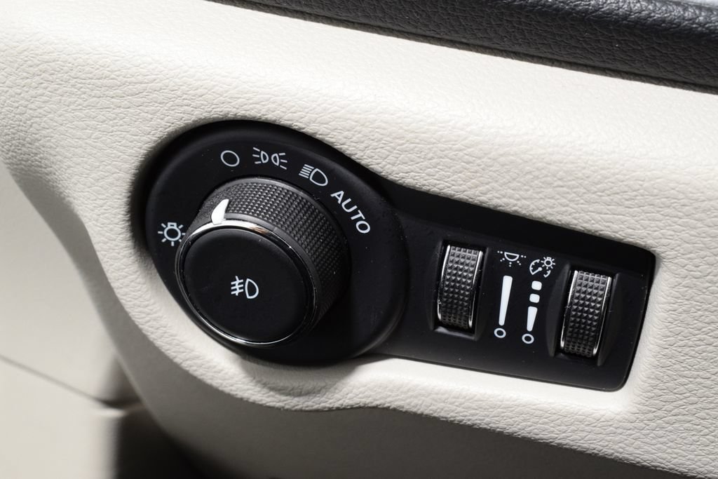 Used 2023 Chrysler Pacifica Limited AWD/4WD image 18