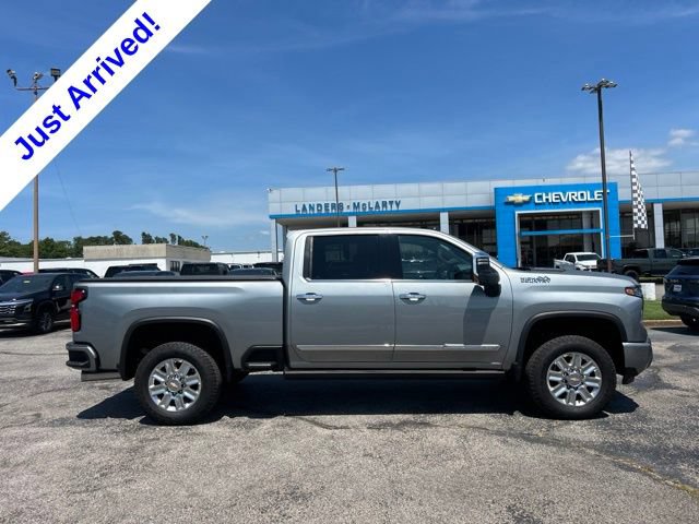 Used 2025 Chevrolet Silverado 2500 High Country w/ Technology Package AWD/4WD image 2