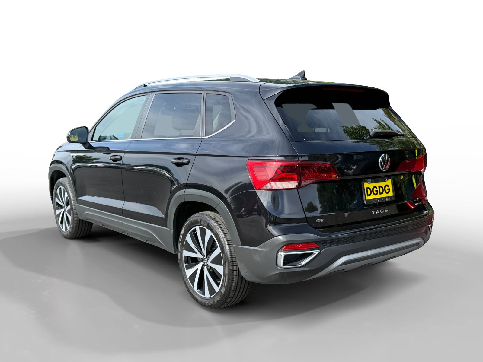 Used 2022 Volkswagen Taos SE w/ IQ.Drive SE Package AWD/4WD image 3