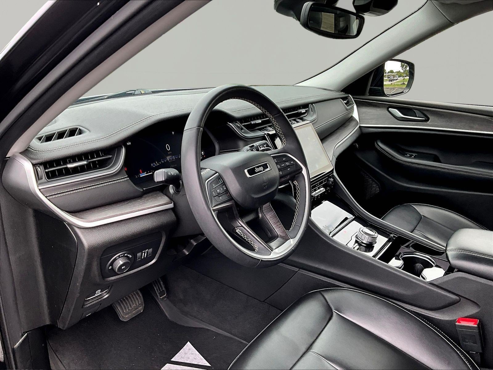 Used 2023 Jeep Grand Cherokee L Limited AWD/4WD image 17