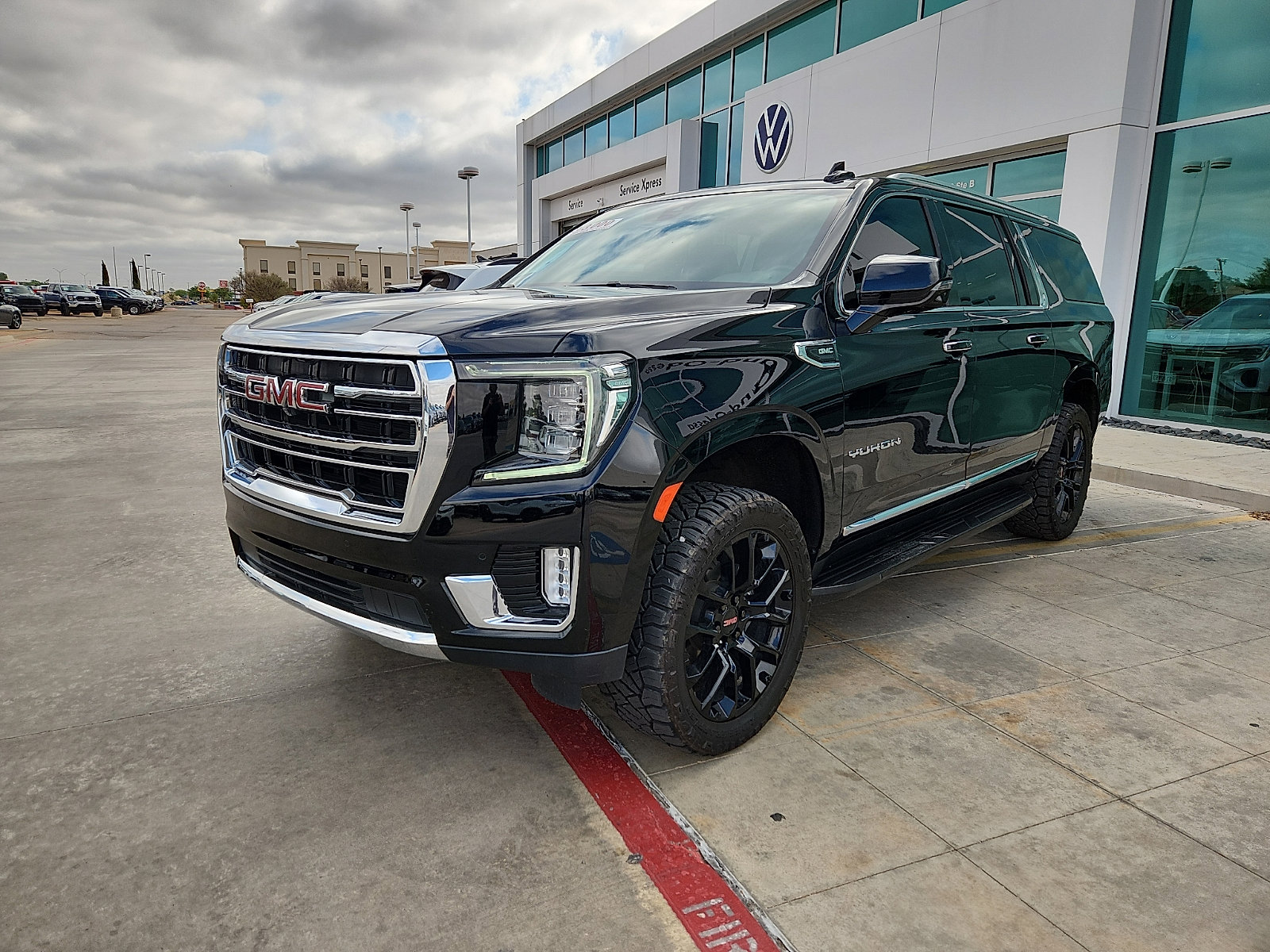 Used 2022 GMC Yukon XL SLT w/ SLT Luxury Package image 3
