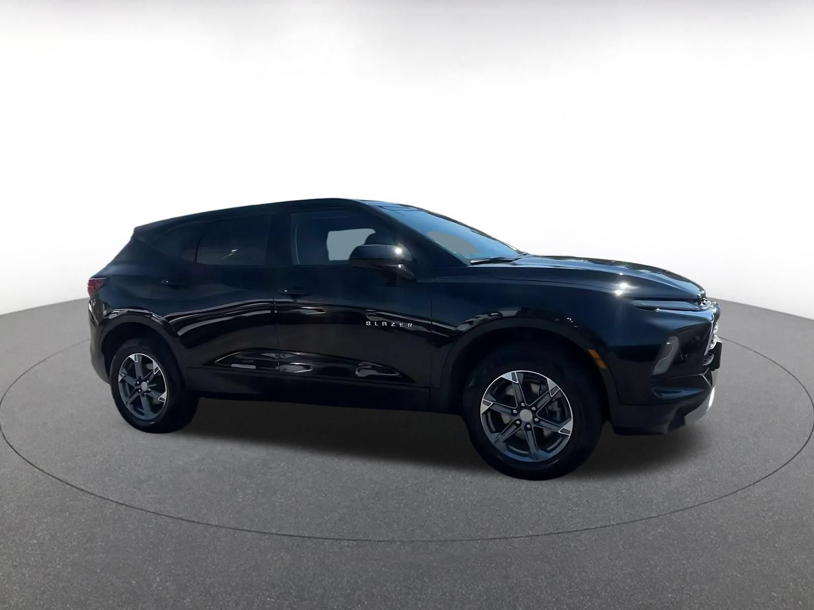 Used 2025 Chevrolet Blazer LT FWD image 2