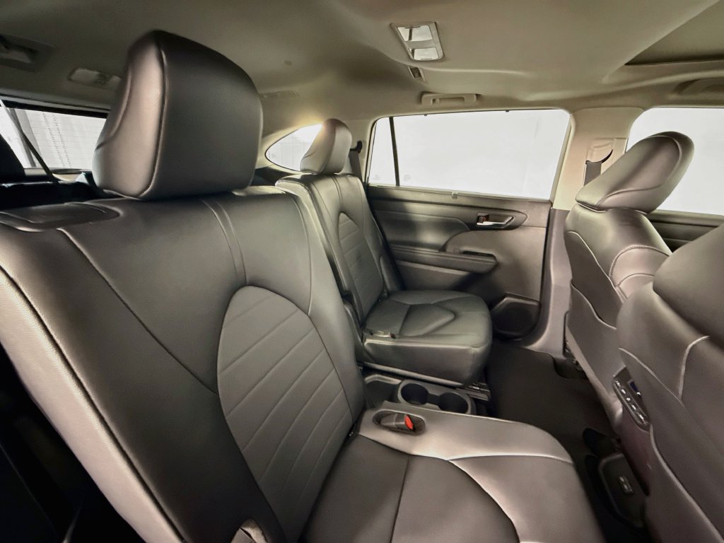 Used 2024 Toyota Highlander XLE FWD image 29