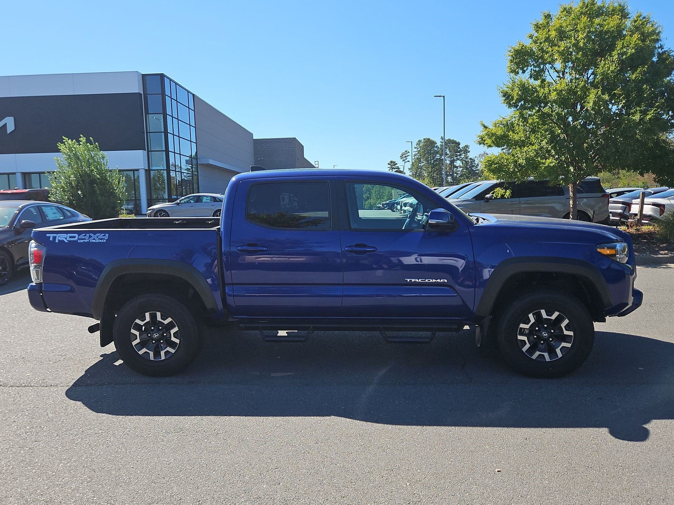 Used 2023 Toyota Tacoma TRD Off-Road w/ Technology Package AWD/4WD image 8