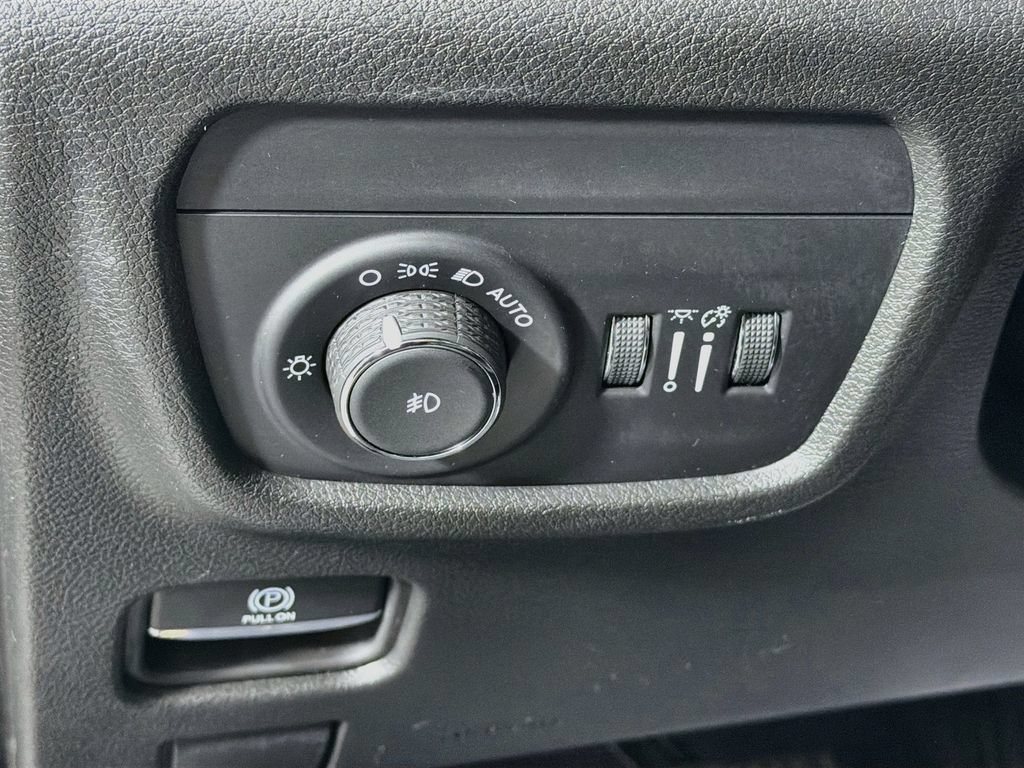 Used 2023 Jeep Grand Cherokee L Limited AWD/4WD image 10