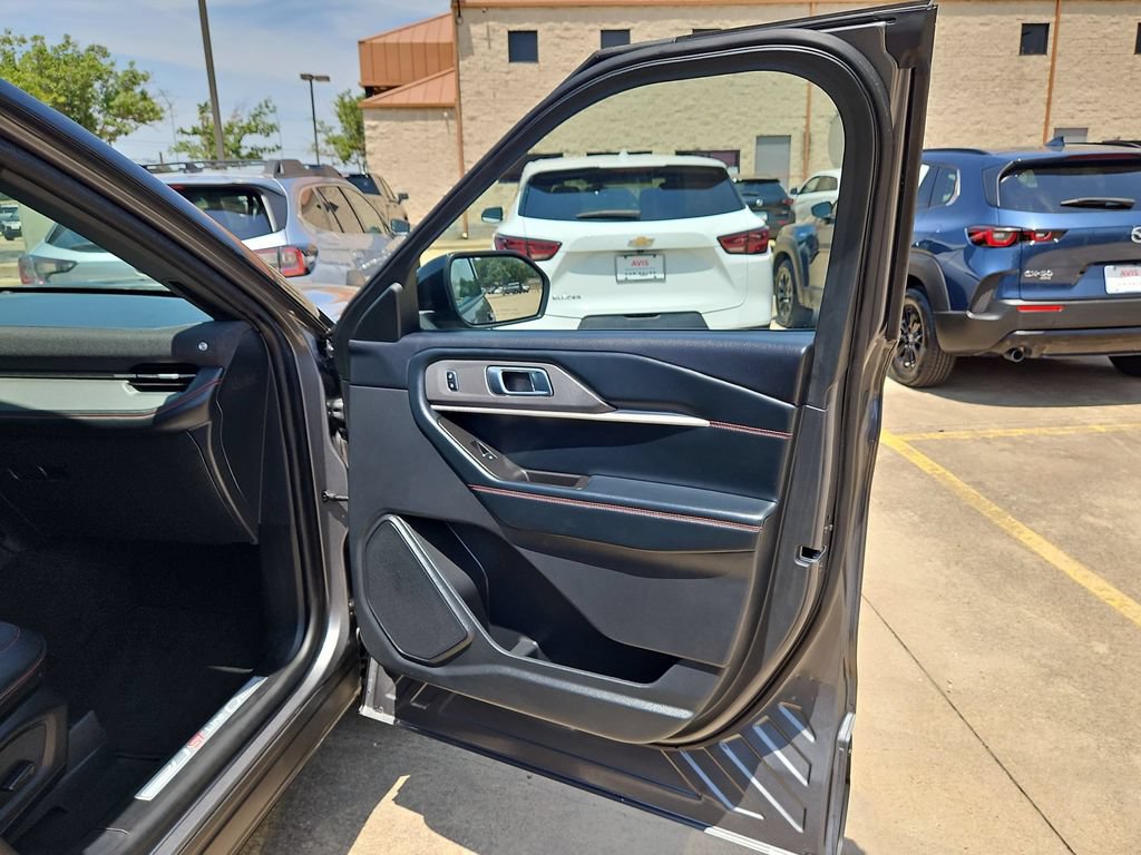 Used 2025 Ford Explorer ST-Line w/ ST-Line Street Pack AWD/4WD image 33
